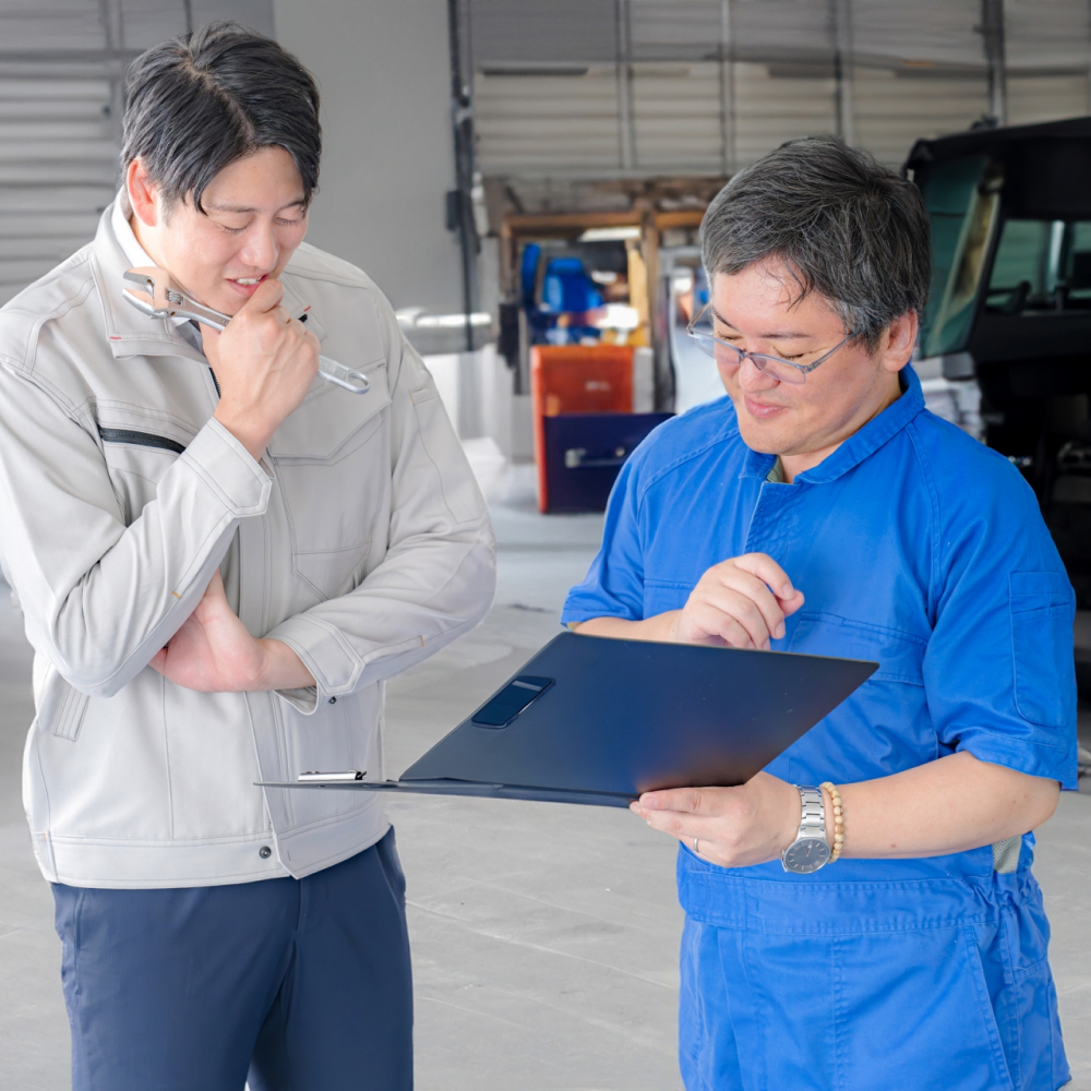 車検について相談する二人