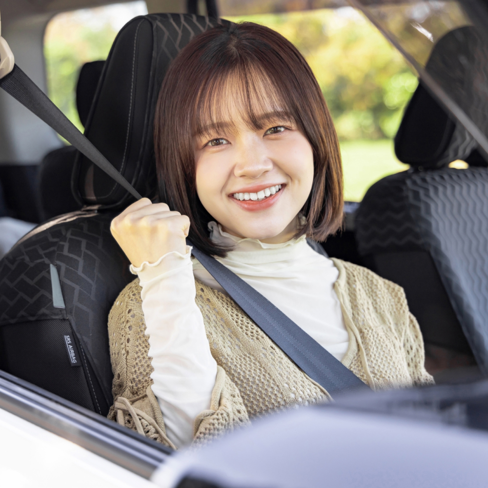 車を運転する女性