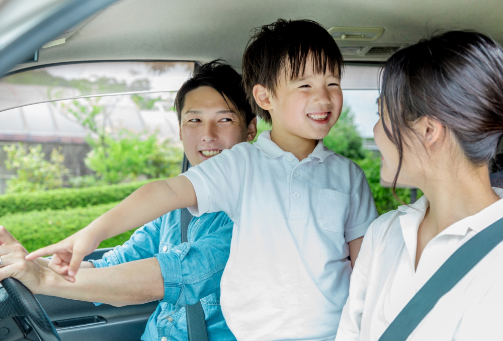 レンタカーで出かける家族